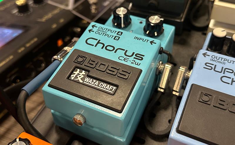 BOSS CE-2W Pedal Station