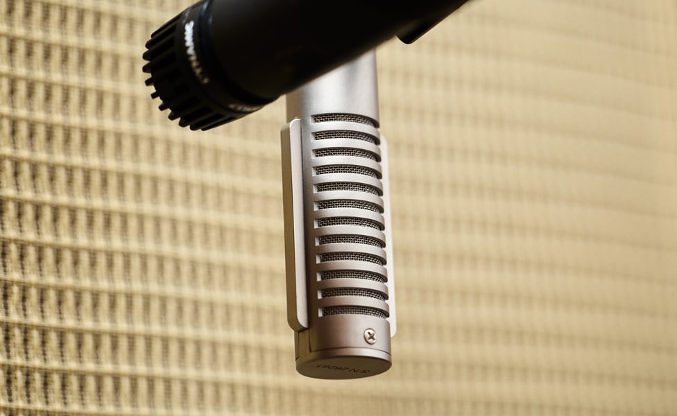 Shure SM57 and Royer R-121 Miking Guitar Amplifier