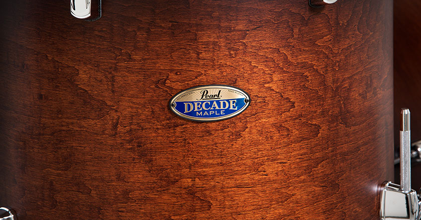 Pearl Decade Maple badge in gold and blue, oblong round shape, surrounded with real lacquer finish on floor tom shell