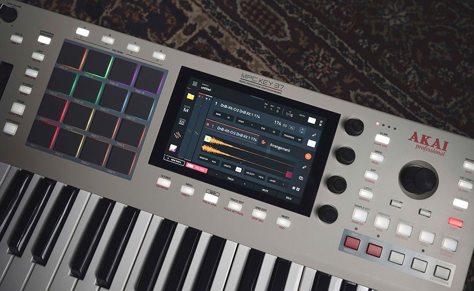 Akai_MPC_Key_37_G2_Screen_Beatpads_Inline.jpg