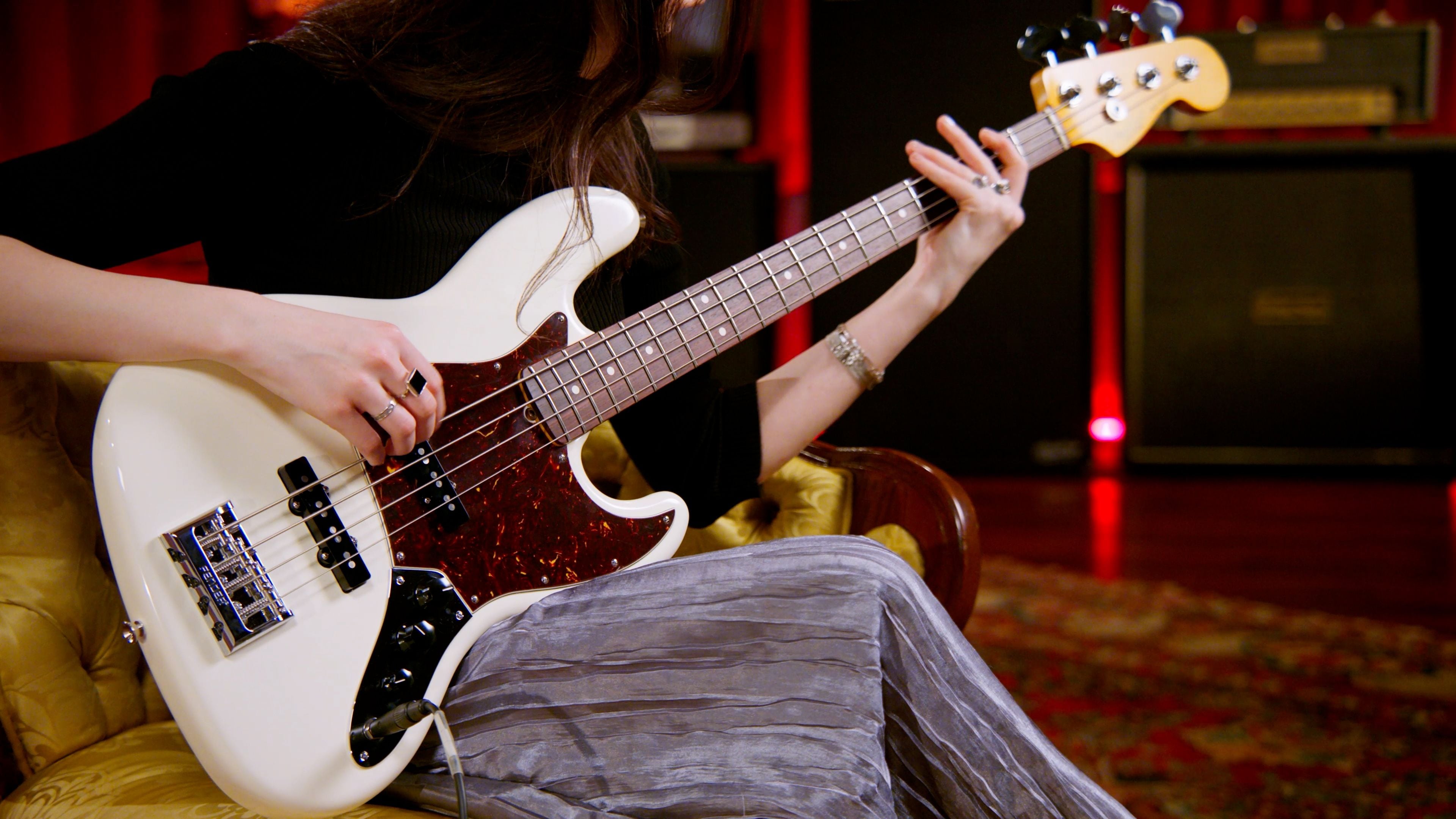 Elise Trouw on Live Looping and the new Fender American Professional Jazz Bass