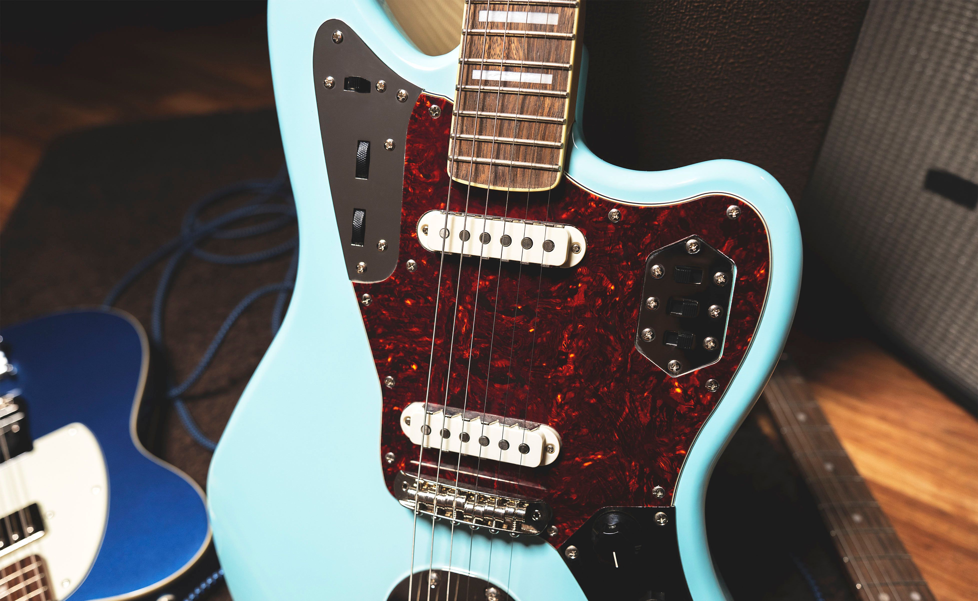 Squier_Classic_Vibe_70s_Jaguar_Daphne_Blue_Pickups_Controls_Inline.jpg