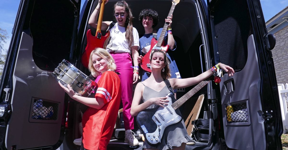 Hinds: Backstage at SXSW