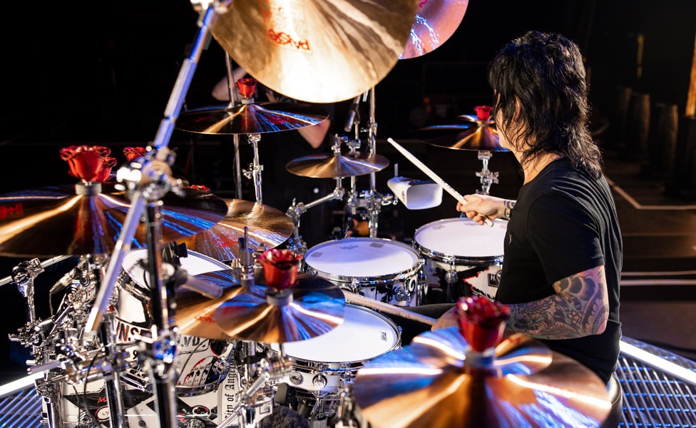 Alex González playing his custom DW Collector Series drums