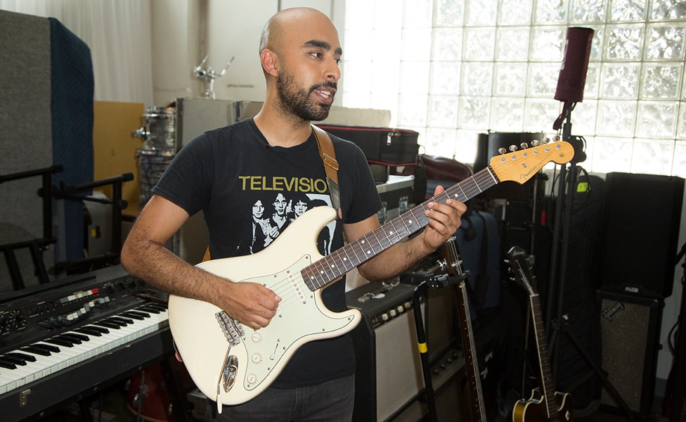 Carlos Arévalo with his Fender Vintage Reissue Stratocaster