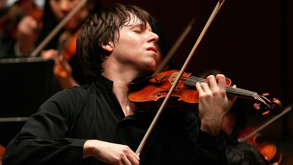 Joshua Bell playing violin (Photo by Chris Lee)