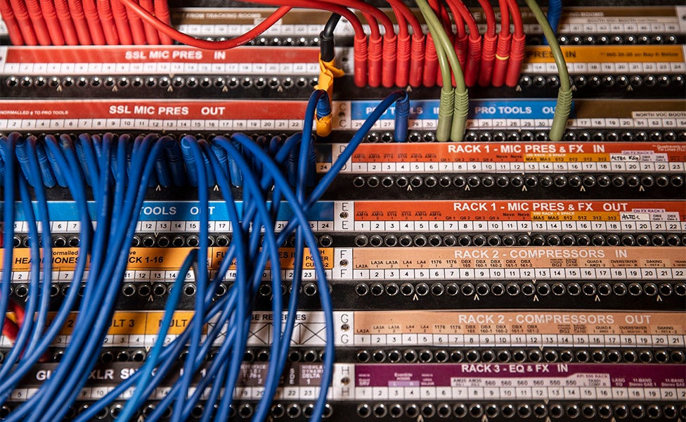 Una serie di patch bay completamente etichettati