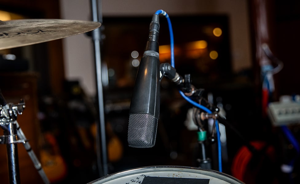 Sennheiser MD 421-II is a common dynamic microphone for recording drums