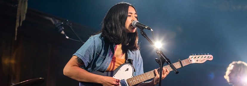 Video: Mini Trees Try Out Squier(r) Affinity Guitars