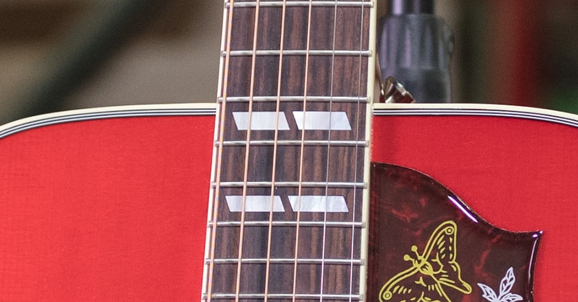 Close up view of 2019 Hummingbird Standard '50s rounded profile mahogany neck