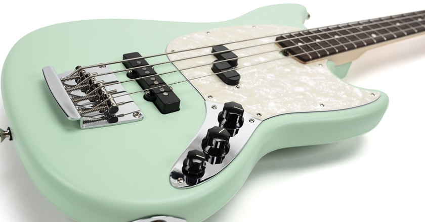 Fender American Performer Mustang Bass contours