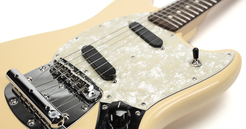 Fender American Performer Mustang contours